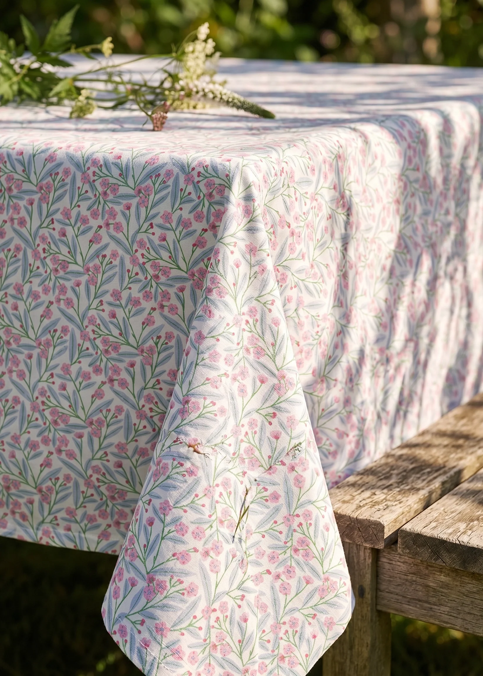 Fabric tablecloth with flower design - 140x220 cm